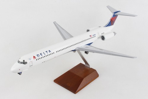 SKYMARKS PREMIUM (SKR8607) DELTA MD-80 PREMIUM MODELL IM MASSSTAB 1:100 MIT ZAHNRAD & STÄNDER - Bild 2 von 10