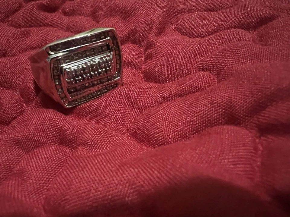 Men's Ring Size 10 10 K White Gold with Real Diamonds 0.25 - Image 4 of 4