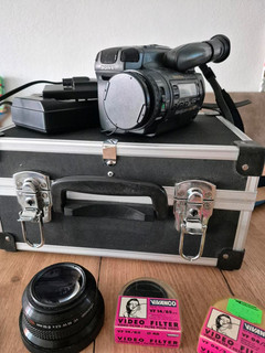 Sony Handycam CCD TR2000E Video Hi8 Camcorder & Zubehörpaket