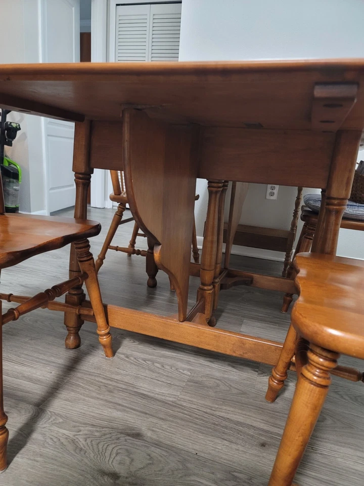 Mesa y sillas vintage de hojas caídas Foto 4 de 4