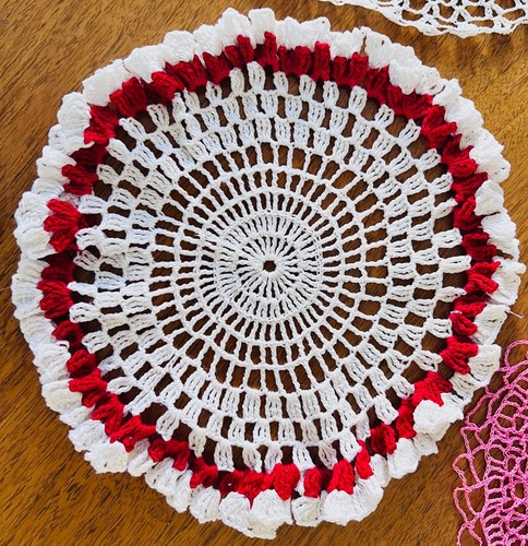 Vintage Handmade Crochet Doilies 1980's Round, Set of 4, White, Red, Pink - Picture 4 of 5