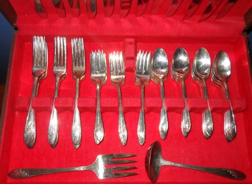 95-teiliges Set Oneida Tudor Community 1946 QUEEN BESS Blumenbesteck für 12 + Servierer - Bild 3 von 6