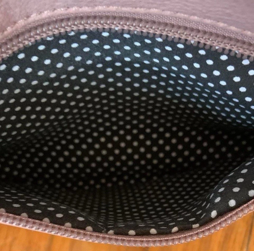 Bandolera de cuero rosa con correa de cadena dorada y borla Foto 4 de 4