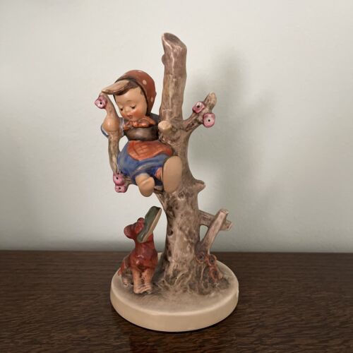 Hummel Goebel Figur Nr. 56 B, außer Gefahr, Mädchen sitzt hoch im Apfelbaum - Bild 1 von 7