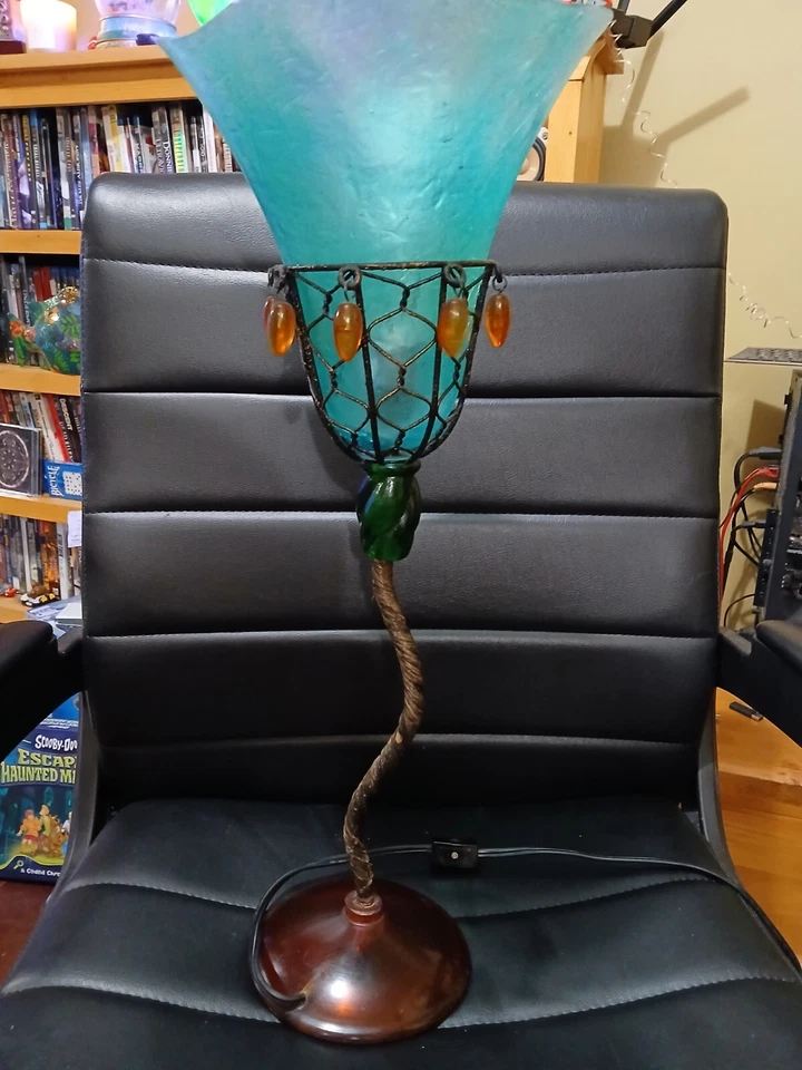 Lámpara de mesa estilo Art Deco hecha a mano con vástago de hierro forjado pantalla y base acrílica? Foto 2 de 4