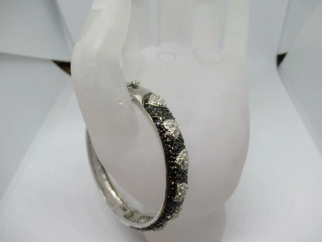 Pulsera brazalete bisagras de acero inoxidable para mujer con 7 corazones. Foto 4 de 4