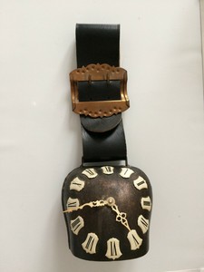 Pendule Montee Dans Une Vielle Cloche De Vache Avec Collier Ebay