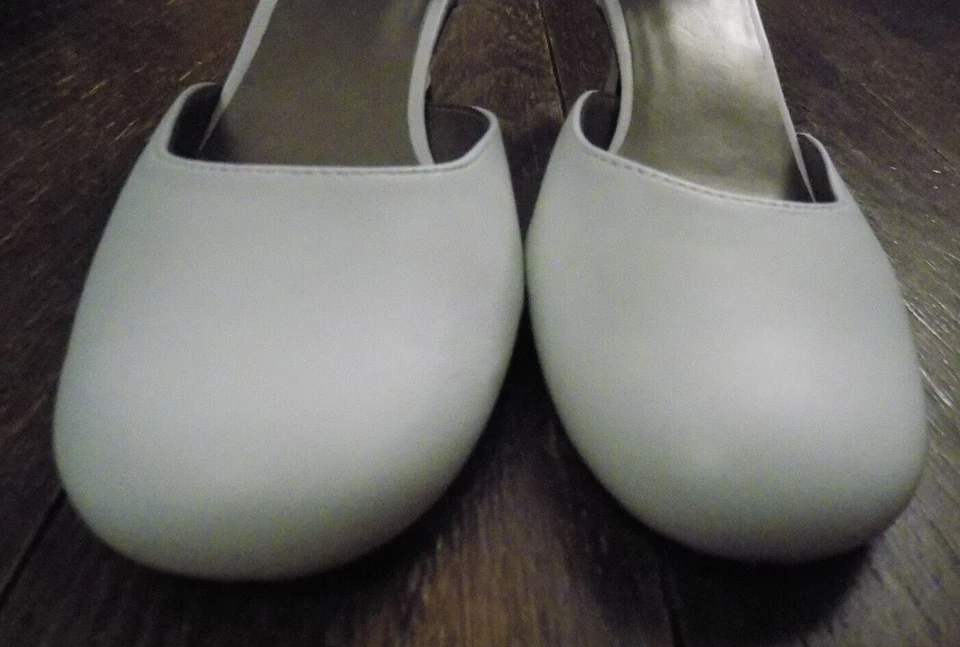 Array Feminino Charlie Tira de Tornozelo Branca Sólida Couro Bombas Salto Baixo 2" Excelente Estado Usado Tamanho 9 - Imagem 3 de 4