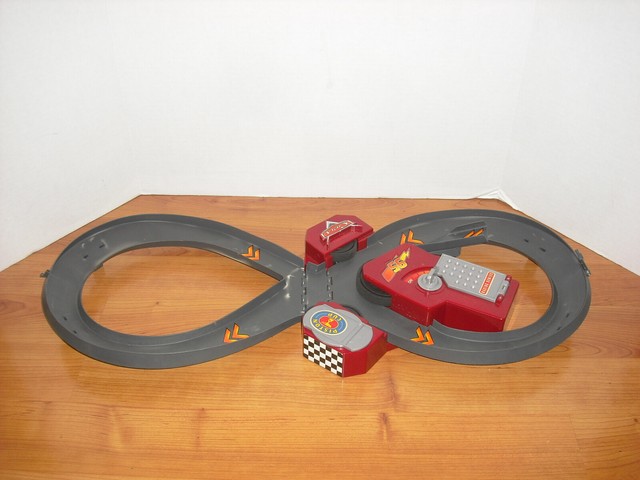 lightning mcqueen piston cup race track