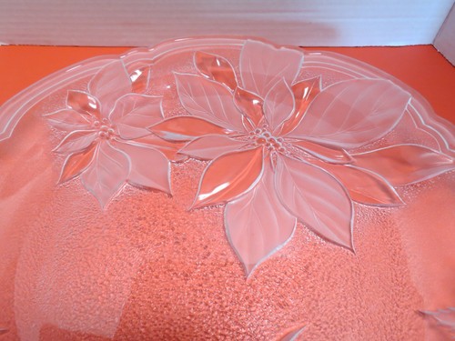 Home Bellissimo piatto da torta in vetro smerigliato Poinsettia 15" di Mikasa - Foto 3 di 5