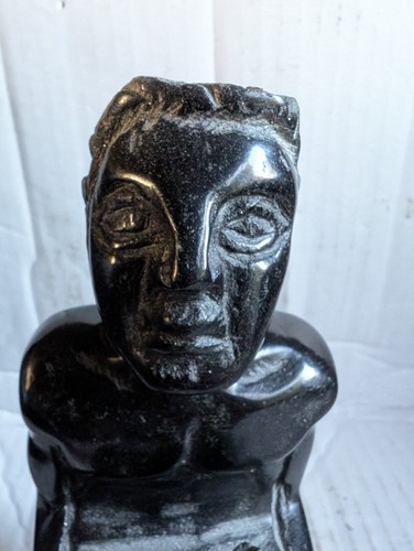 Insolita statuina tribale intagliata pietra marmo nero inginocchiata esemplare verde pietre - Foto 4 di 13