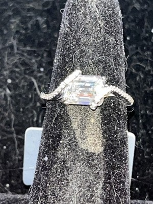 Sterling Silber Ring mit Smaragdschliff Moissanit Set East West