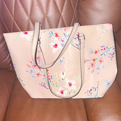 GUESS Beige Floral Logo Tote Bag Zip Top Lined Inner Pockets Double Handles