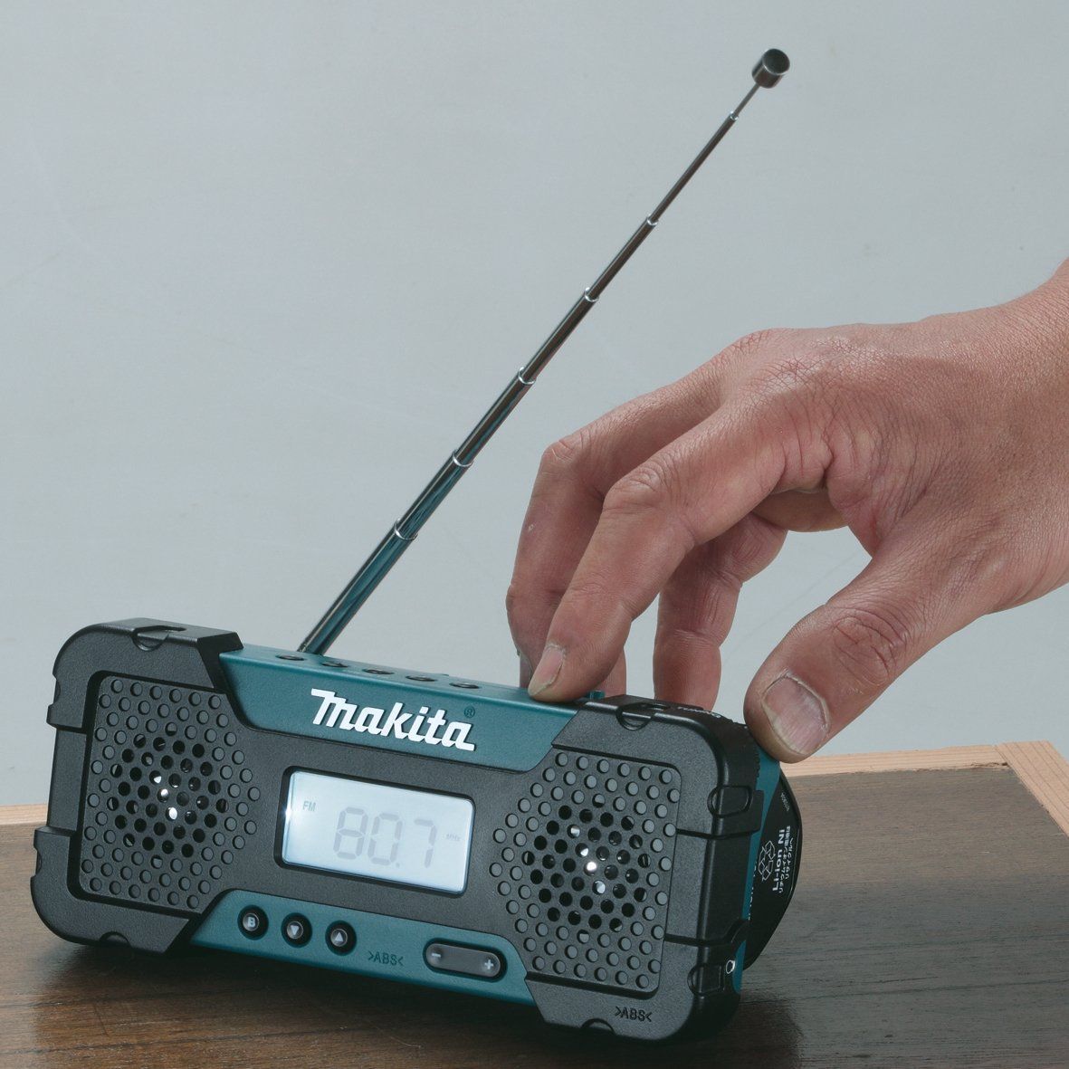 Makita MR051 Rechargeable Radio Stereo 10.8V AM/FM Blue 2-Speaker