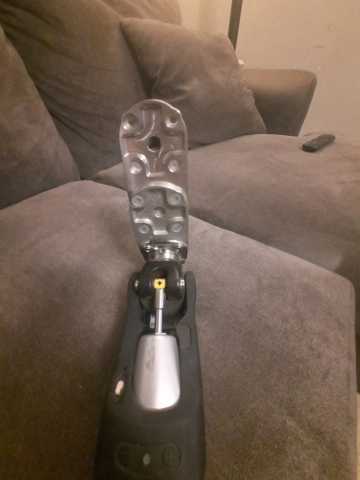 Blatchford Orion 3 prótesis de rodilla con herrajes de bulldog y pie de ossur Foto 3 de 4