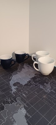 2 tiefblaue, weiße Innenausstattung, 2 ganz weiße Espressotassen. 4 insgesamt.