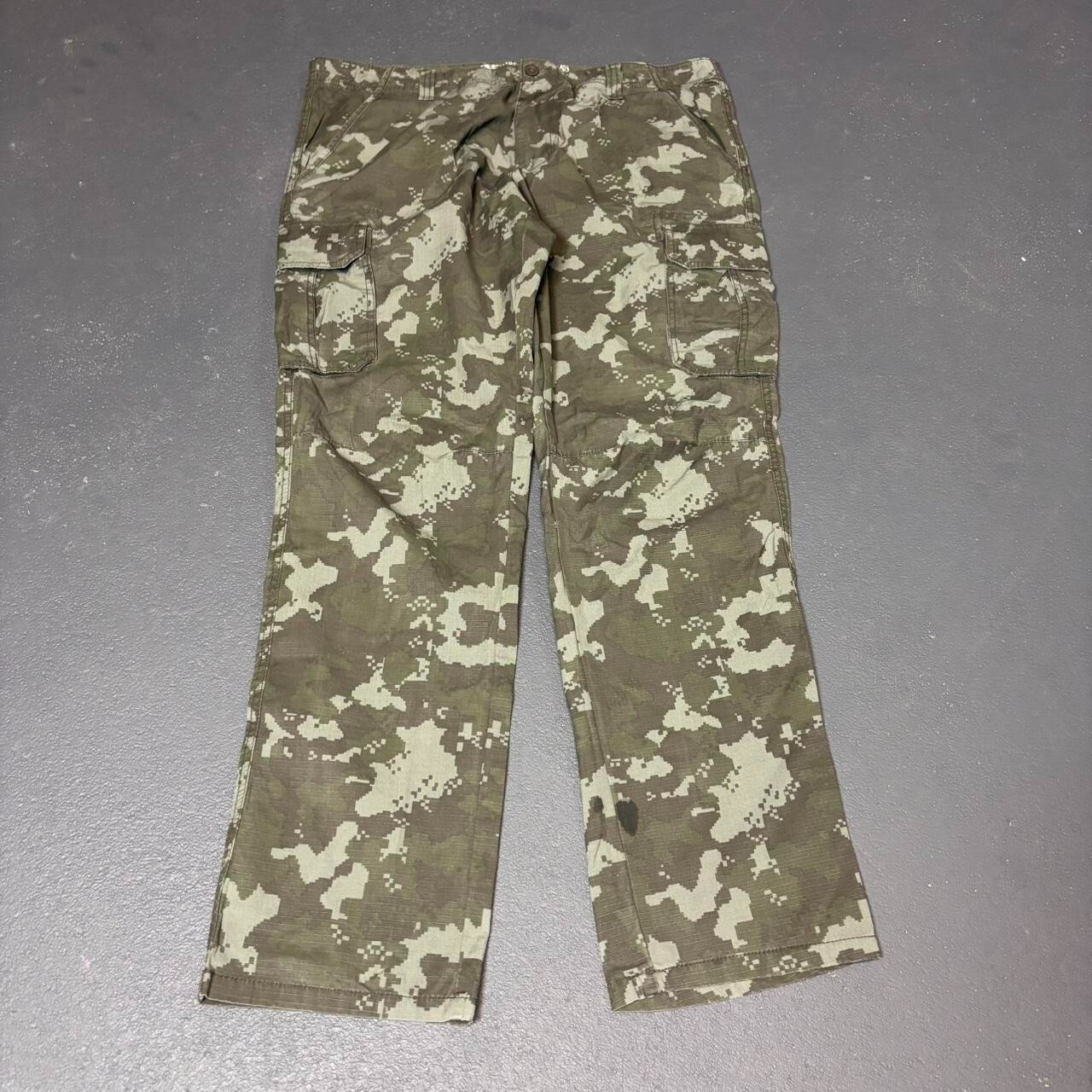 Y2K vintage 90s camo cargo pants for a retro streetwear look