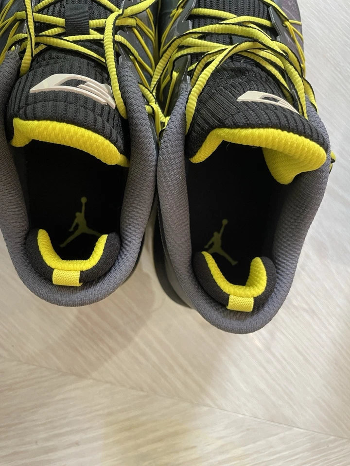 Jordan CP3.VII AE Gris Oscuro/Amarillo Vibrante Para Hombre 11.5 Nuevo con Caja Foto 3 de 4