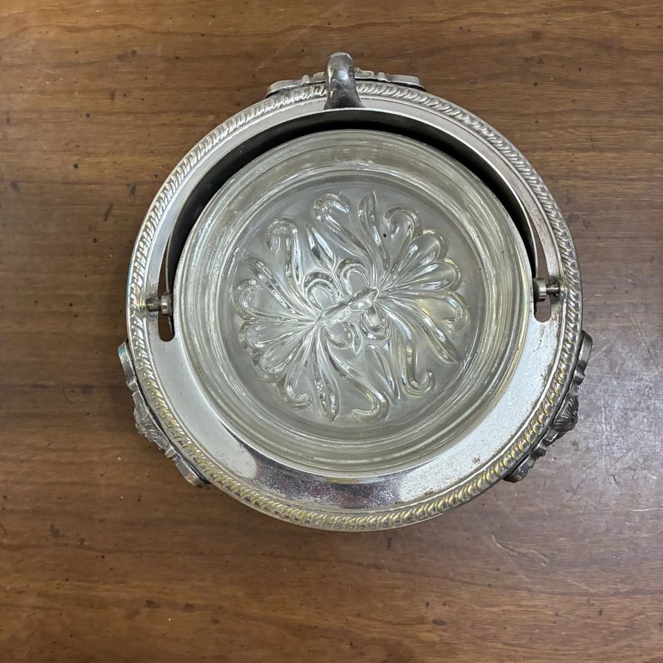 De colección 1883 FB Rogers Silver Co 273 Tapa enrollable Caviar/Mantequilla Plato Servidor Cabeza de León Foto 3 de 4