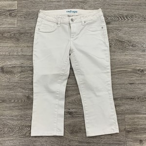 white capris jeans