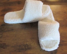I.N.C. INTERNATIONAL CONCEPTS Faux Sherpa Fleece White Slippers Sz 9 NWOB