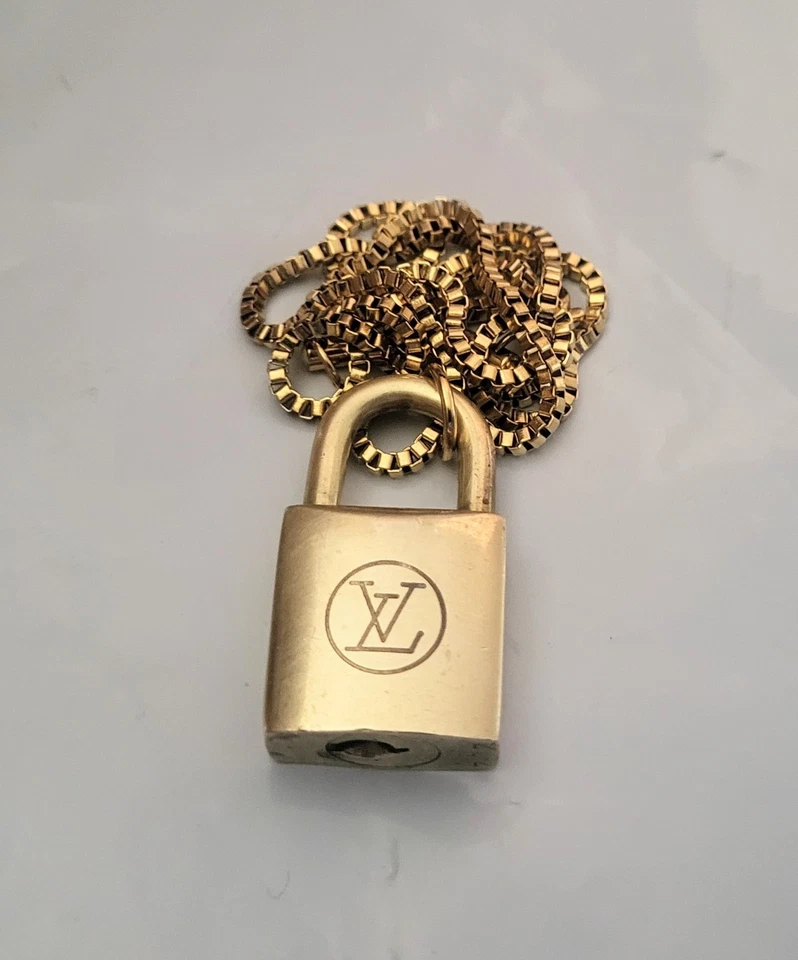 Auténtico candado Louis Vuitton vintage (sin llave) y collar de acero sin marca Foto 4 de 4