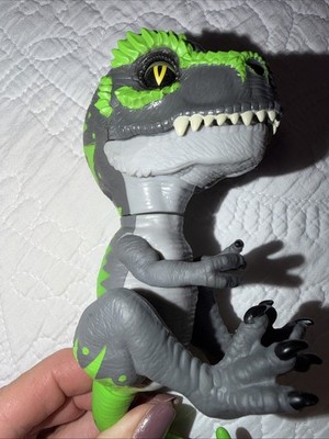 WowWee Fingerlings Interactive Toy Untamed Ferocious Trex Tracker Green 5  Works