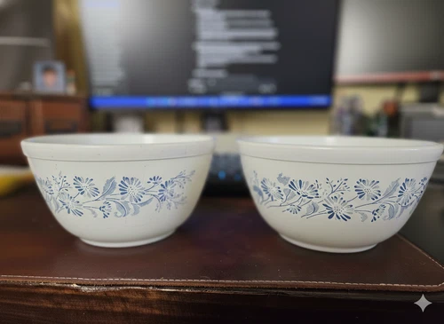 Set of 2 Vintage Pyrex Colonial Mist 402 Mixing Bowls - 1.5L White Blue Floral