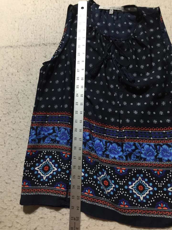 Camiseta sin mangas Collective Concepts Petite mediana MP azul marino floral cachemira lazo delantero Foto 4 de 4