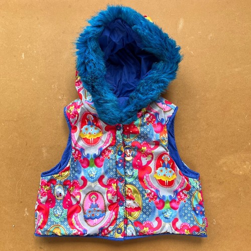 Oilily Mädchen bunte ärmellose gefütterte Weste Kunstfellbesatz Kapuze Größe 7-8