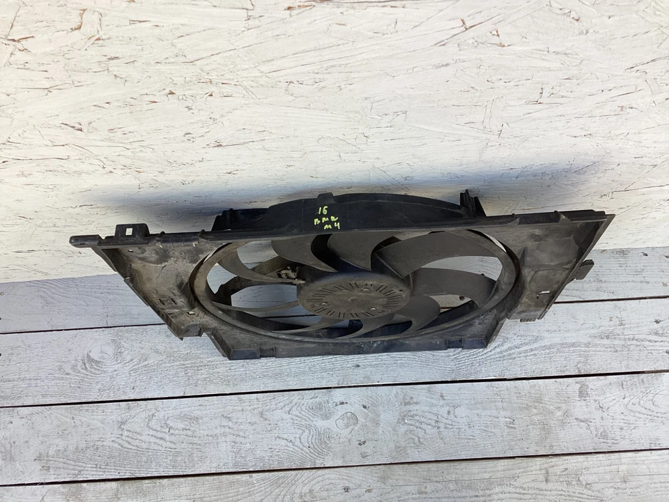 Ventilador de refrigeración del radiador BMW M4 2015-2020 con montaje de cubierta 8641947 OEM Foto 2 de 4