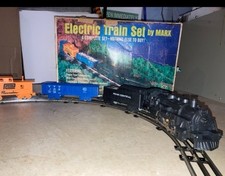 Train Set - Electric - MADE IN USA - RUNS WELL