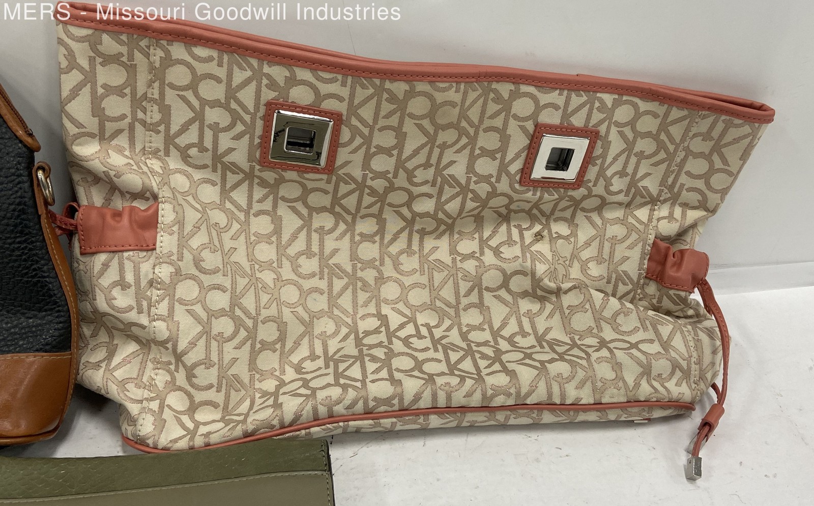 Women's Guess Multicolor Pattern Designer Fashion… - image 3