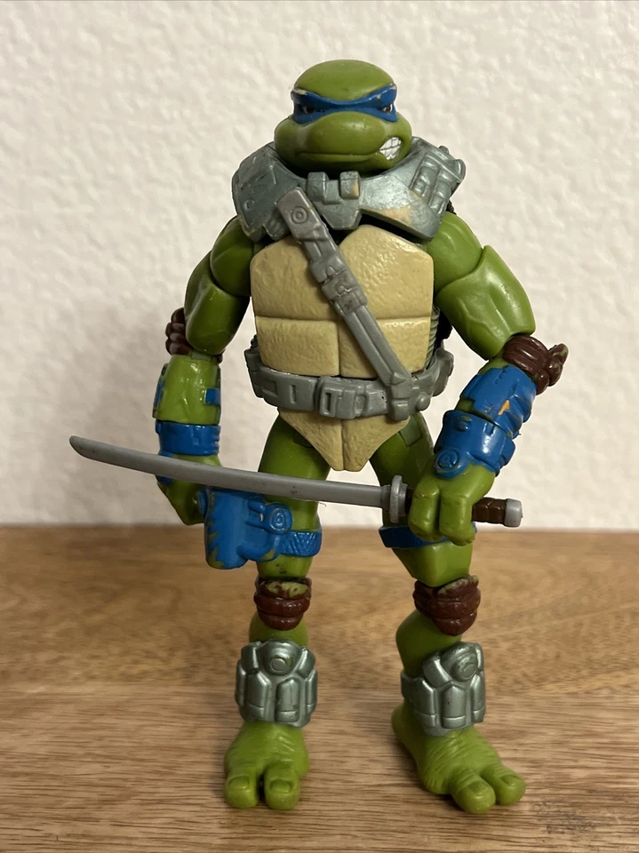 "FIGURA DE ACCIÓN JUGUETE TEENAGE MUTANT NINJA TURTLES ALIEN HUNTER LEANARDO 6,5""" Foto 4 de 4