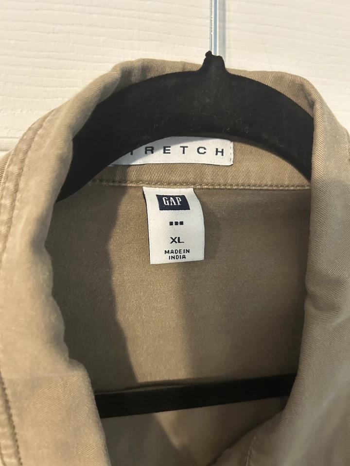 Chaqueta elástica para mujer Gap verde con pantalones plateados. Talla XL. Usado. Foto 2 de 4