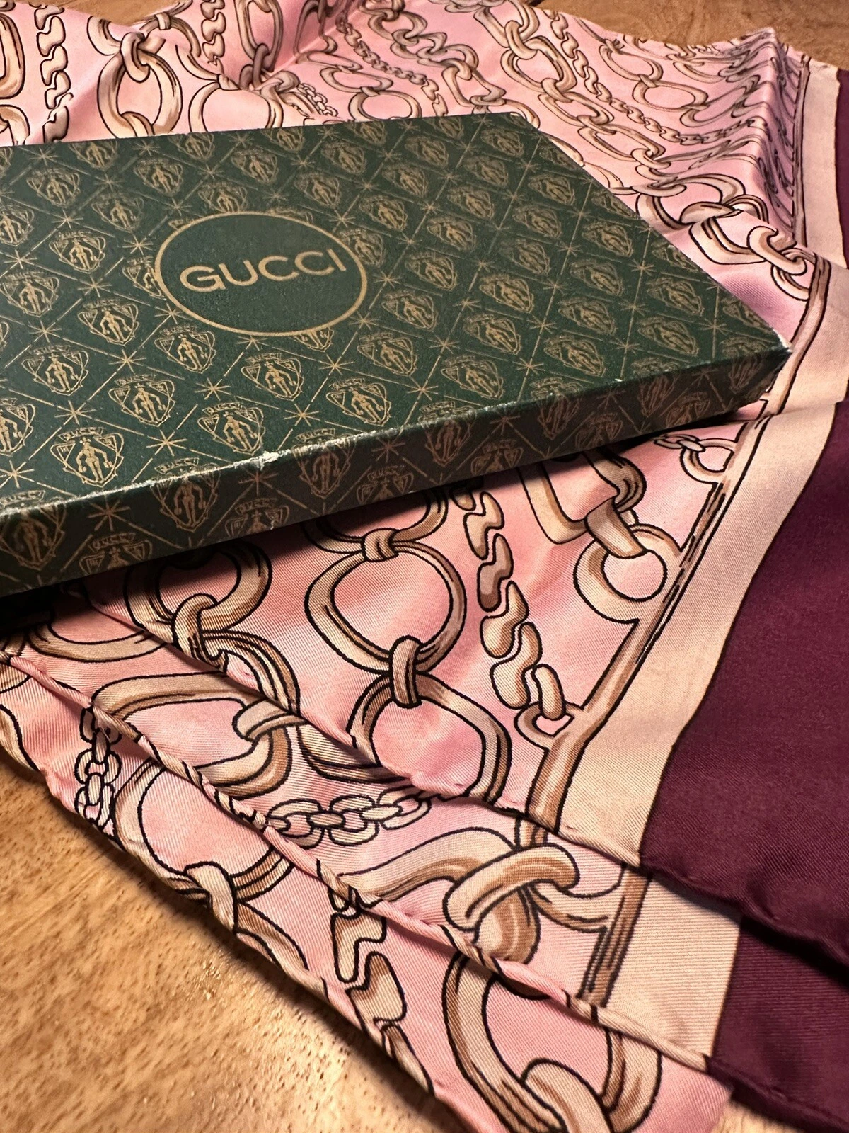 Grand foulard Gucci logo GG cordes rose rose rose bordelais rouge châle en soie