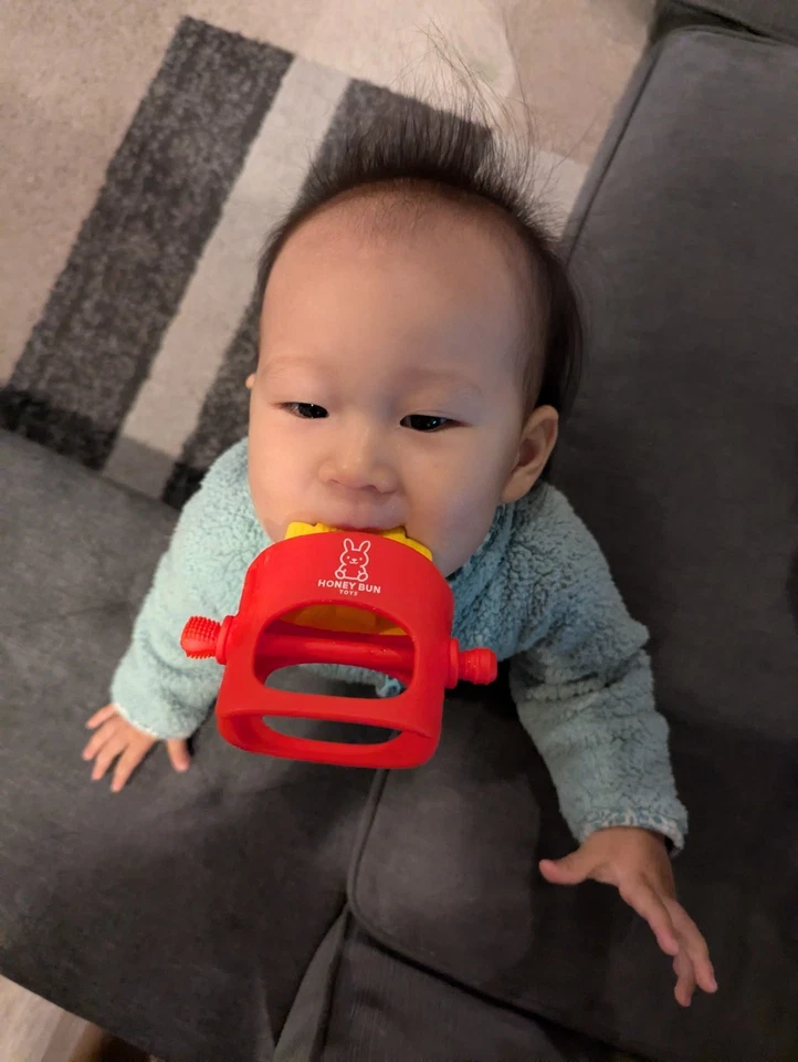 Mordedor de silicona NomNom Fries - Diseñado en EE. UU., Diseñado por papá, Libre de BPA Foto 3 de 4