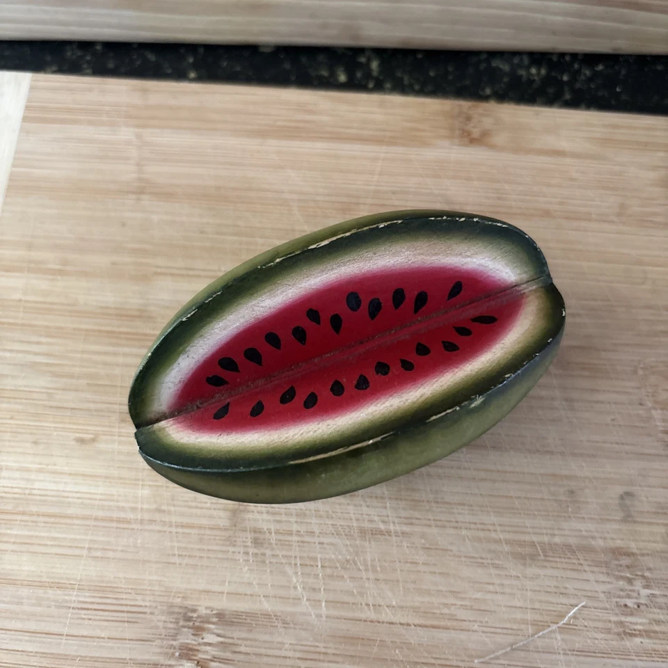 Ornamento de madeira pintado à mão motivo melancia assinado D. Long 90 - Imagem 2 de 4