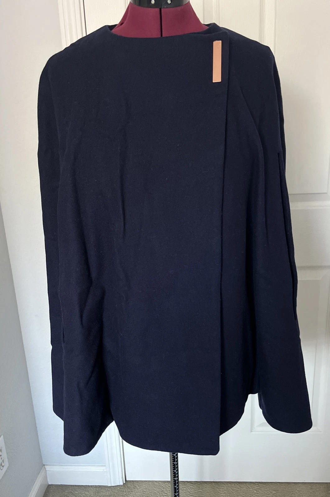 Ted Baker London Vickiye Cape Navy Wool Wrap Sz L Wool Blend Poncho
Opens in a new window or tab