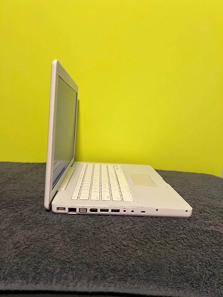 Vintage 2006 Apple MacBook 13.3" Laptop White Intel Core 2 Duo 1gb RAM No OS - Image 3 of 4