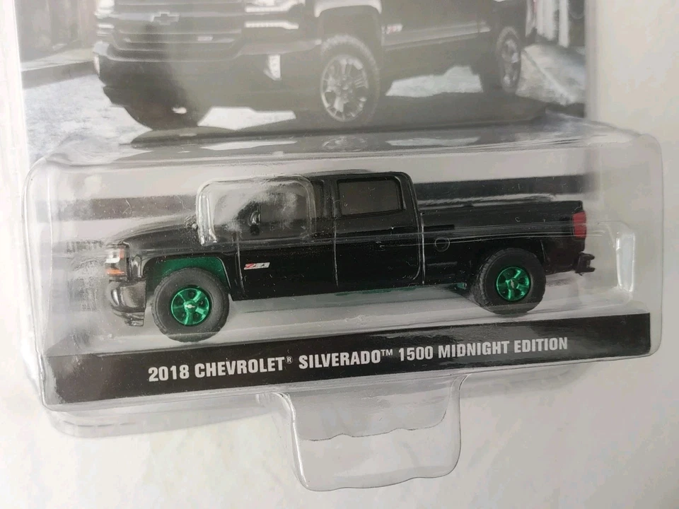 2018 Chevrolet Silverado 1500 Midnight Edition Greenlight 29941 Chase Car 1/64 - Image 2 of 3