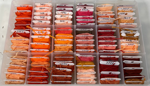 Organizador de hilo de bordar DMC - 100+ bobinas etiquetadas en estuche de almacenamiento. 8 estuches i - Imagen 7 de 13