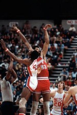 Artis Gilmore of the Chicago Bulls Basketball 1980 Photo 2