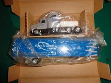 Ertl Hart & Cooley Kenworth T600B Semi Cab with Trailer 1:64 Die Cast NIB