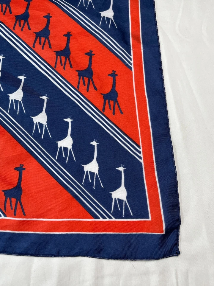 Bufanda con estampado de jirafa gráfica vintage - accesorio de moda cuadrado rojo, blanco y azul Foto 3 de 4