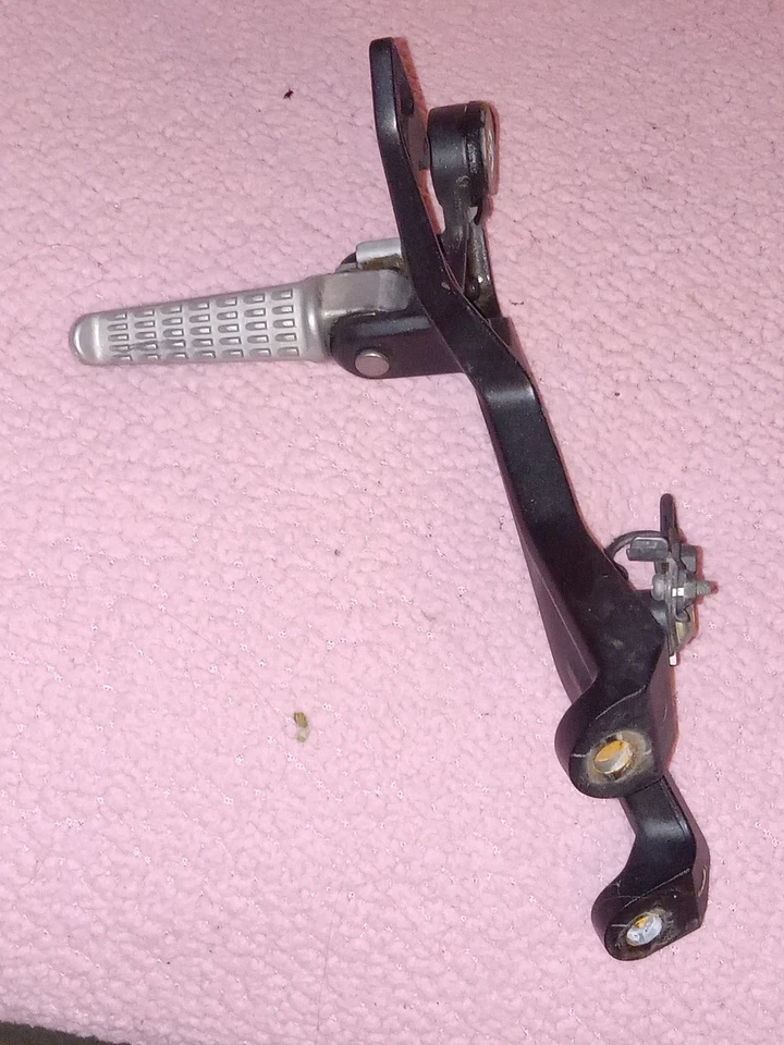 Оригинальные задние пассажирские подножки кронштейн для подножек 2019-24 Kawasaki Ninja 400 - Изображение 3 из 4