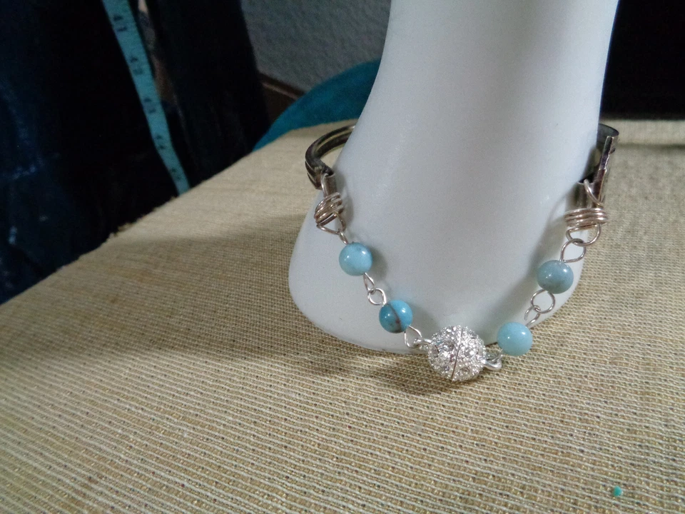 "Pulsera cuchara chapada en plata de 8 1/2"" artesanal, con placa de plata forjada a mano" Foto 4 de 4