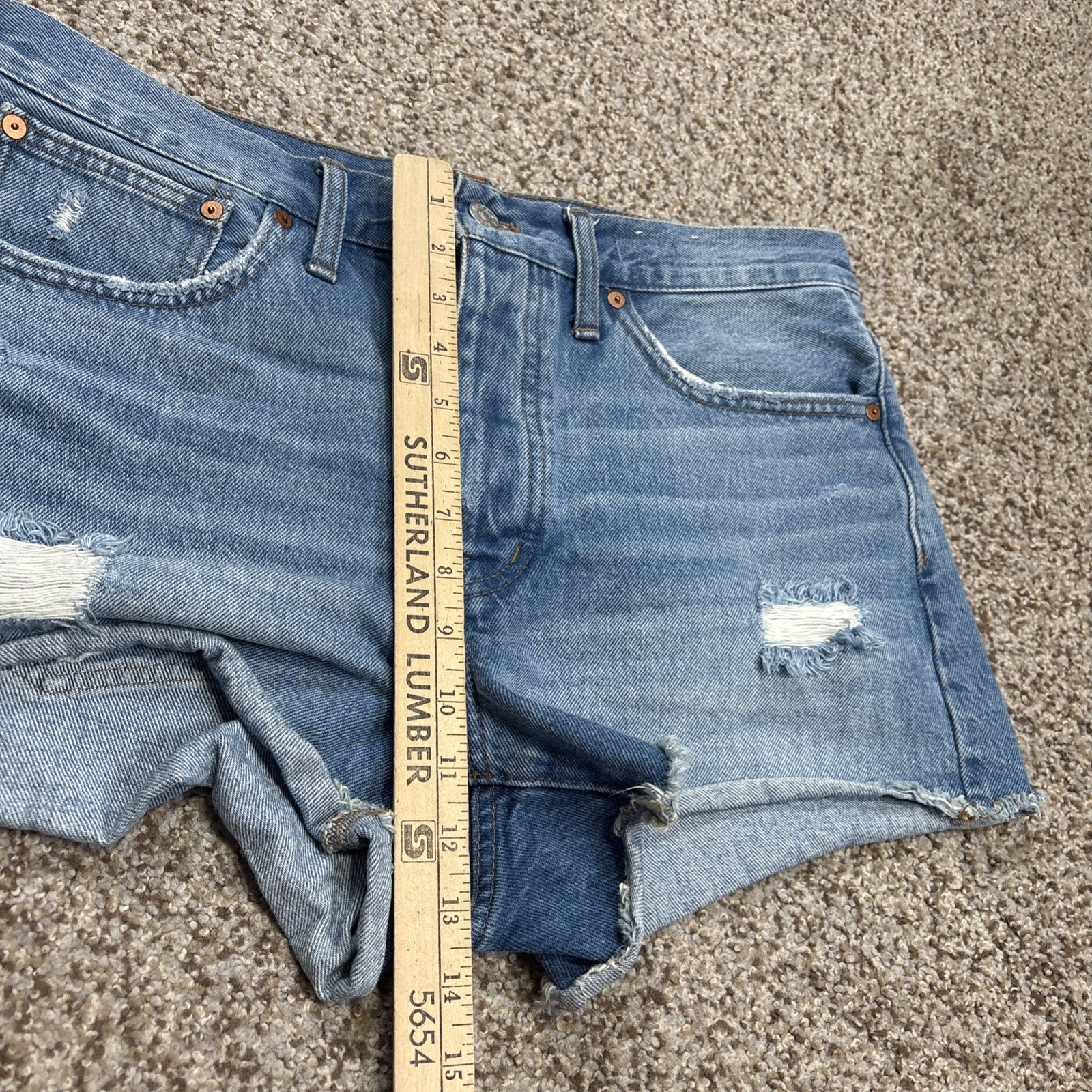 Madewell Shorts Relaxed Denim Light Wash Raw Hem 28 High Rise Waist Measures 34 - View 8