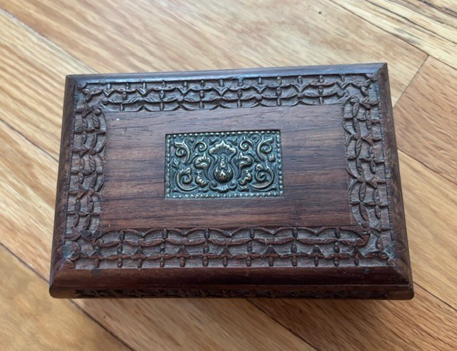 VINTAGE WOODEN TRINKET BOX JEWELRY GIFT HAND CARVED FLORAL TOP HINGED LOCKING