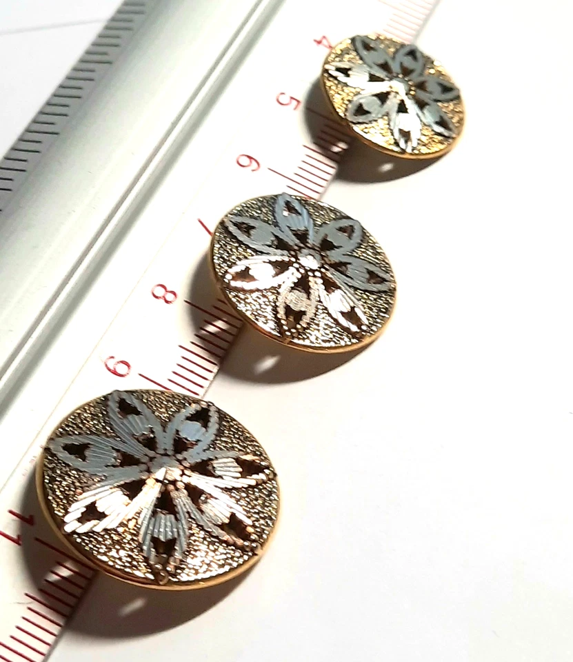 1 bottone gioiello in metallo bicolore vecchio oro/argento antico motivo... - Immagine 2 di 2